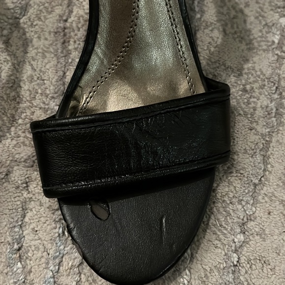 Tahari Adam Ankle Strap Peep Toe Black Leather Size 6.5 - Picture 4 of 10